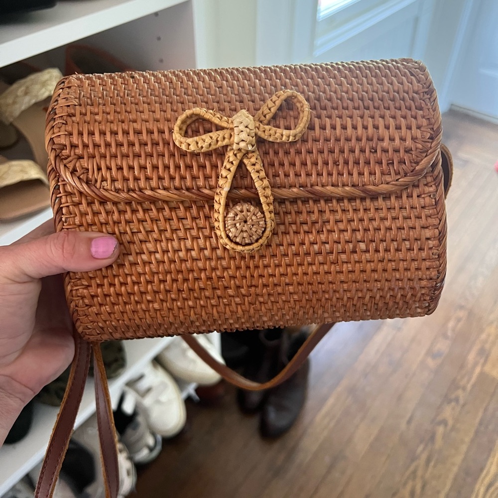 Rattan/raffia crossbody with leather strap!